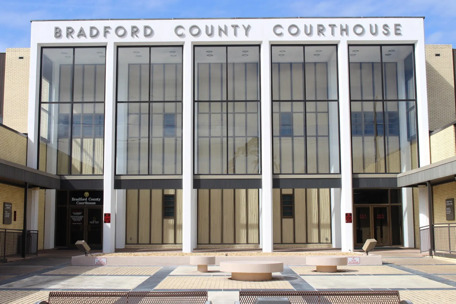 Front of the Bradford County Courthouse in Starke